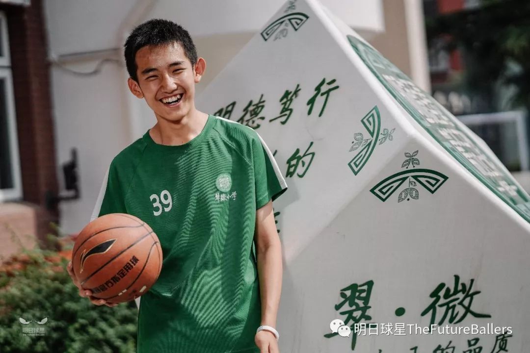 篮球冠军奖杯叫什么_美国小学生篮球比赛冠军奖杯_校园篮球赛奖杯