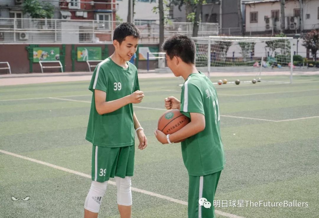 篮球冠军奖杯叫什么_校园篮球赛奖杯_美国小学生篮球比赛冠军奖杯