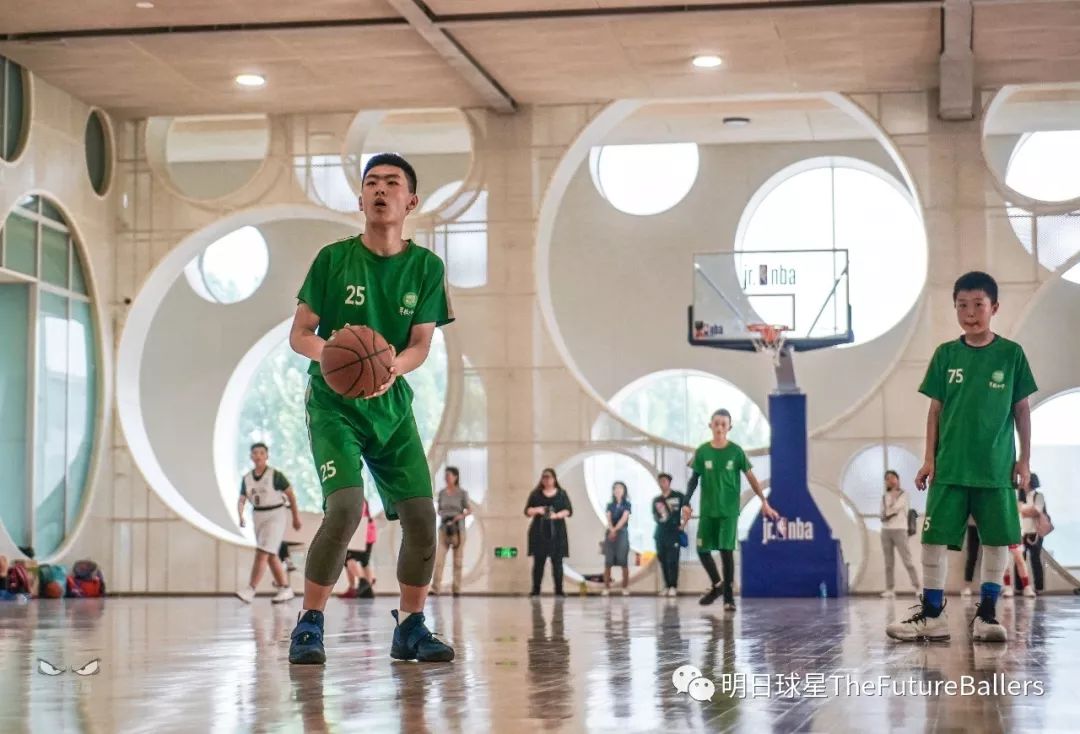 美国小学生篮球比赛冠军奖杯_篮球冠军奖杯叫什么_校园篮球赛奖杯