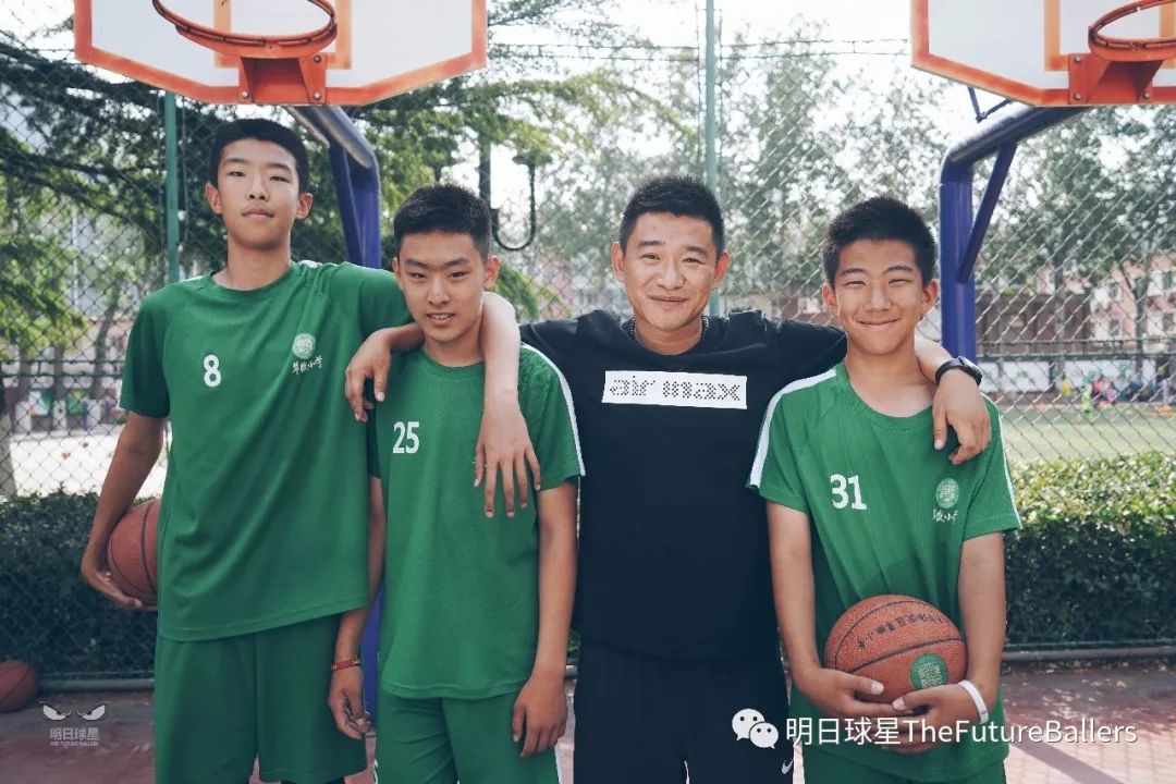 校园篮球赛奖杯_篮球冠军奖杯叫什么_美国小学生篮球比赛冠军奖杯