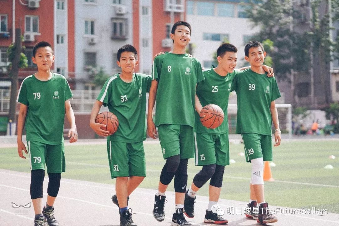 篮球冠军奖杯叫什么_校园篮球赛奖杯_美国小学生篮球比赛冠军奖杯