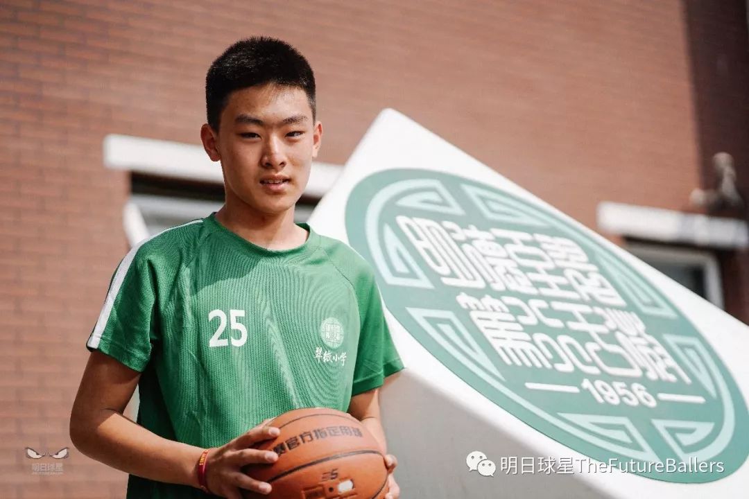 篮球冠军奖杯叫什么_美国小学生篮球比赛冠军奖杯_校园篮球赛奖杯