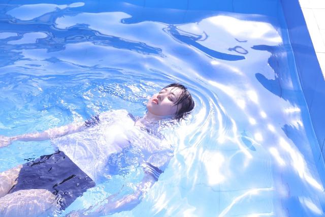 游泳教学视频踩水_小孩学游泳踩水的技巧视频_游泳踩水的动作要领视频