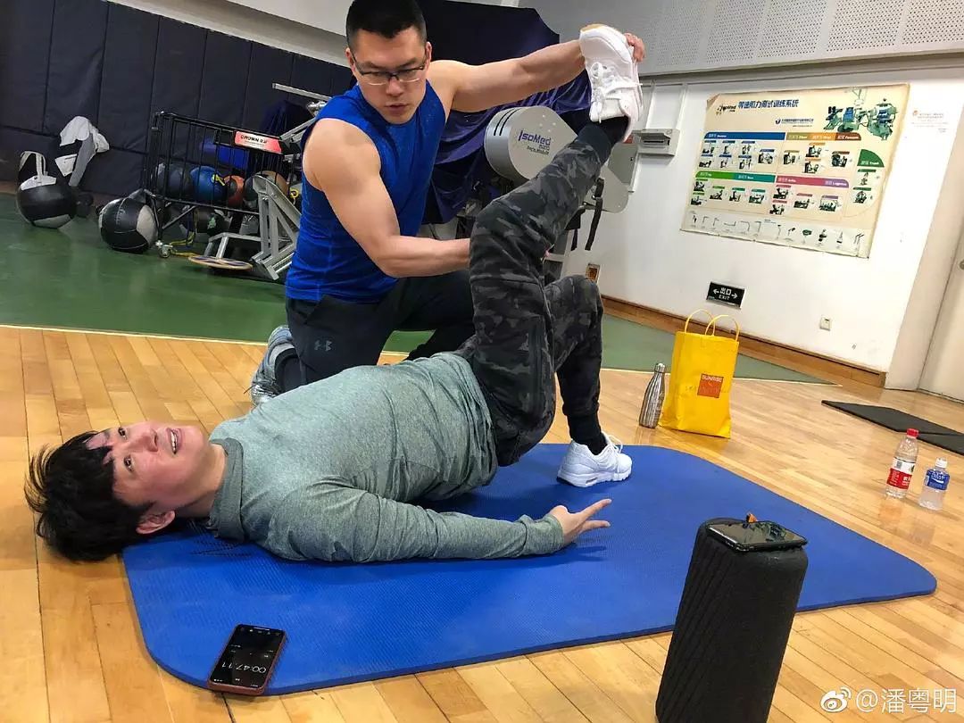 男明星健身_健身废了的男明星_健身的明星
