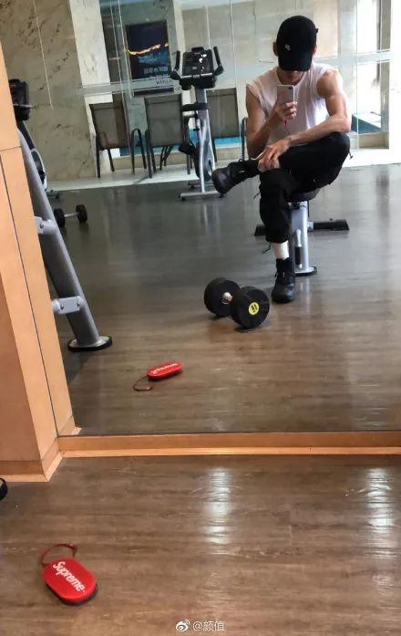 男明星健身_健身的明星_健身废了的男明星