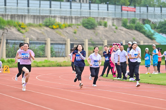 运动会女子100m比赛现场