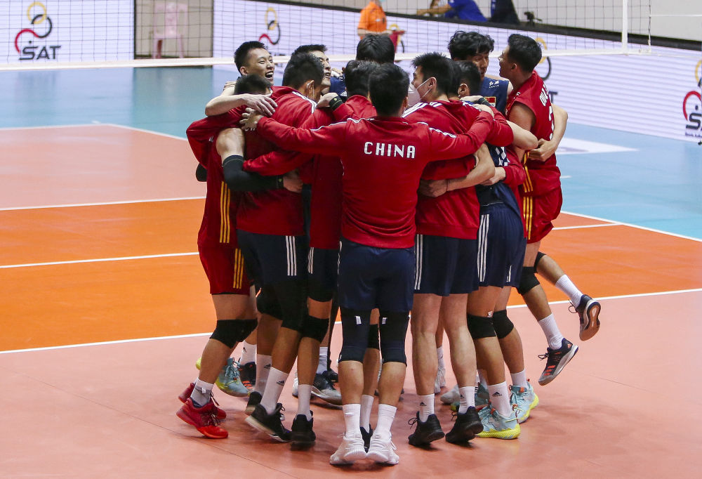 8月14日，在泰国佛统举行的2022年男排亚洲杯决赛中，中国男排以3：0击败日本队，时隔十年再度夺得亚洲杯冠军。新华社记者 王腾 摄