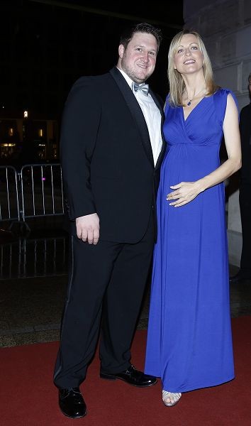 举重冠军纪念亡妻_举重冠军手拿亡妻照片letting go_举重选手为了亡妻而战