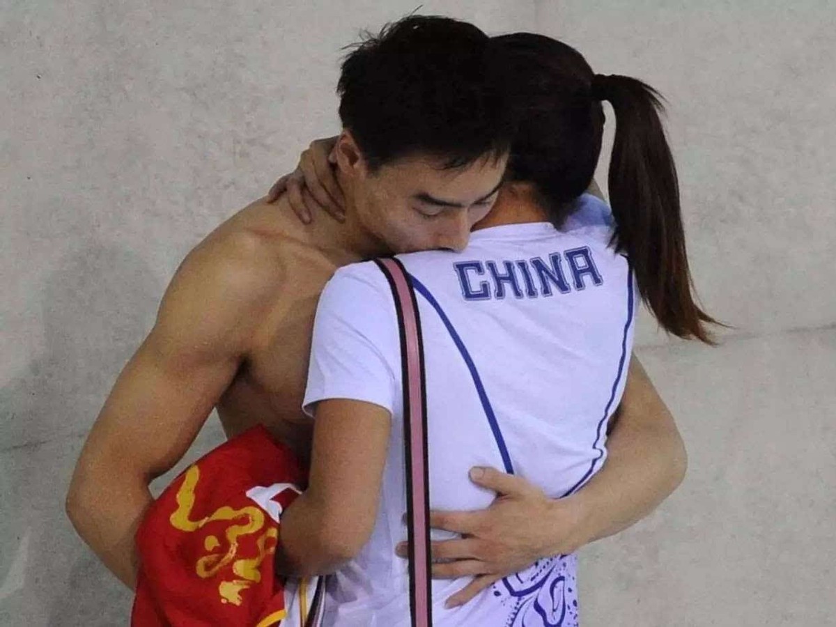 举重冠军纪念亡妻_举重冠军手拿亡妻照片letting go_举重选手为了亡妻而战