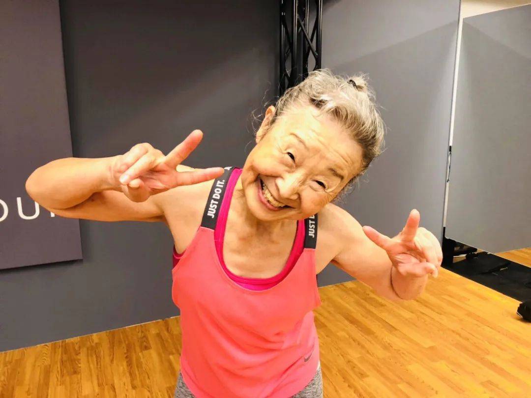 健身房教练曝光_健身房教练教学视频_日本健身房运动教练