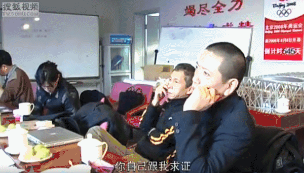 举重选手为了亡妻而战_举重冠军手拿亡妻照片letting go_举重亡妻